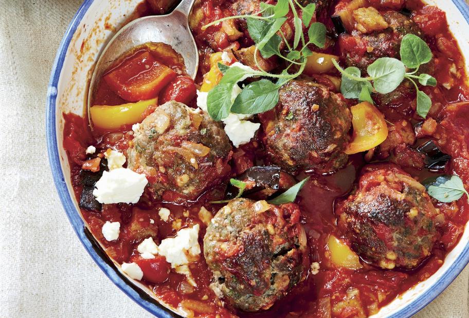 Gebackene Fleischbällchen in Paprika-Tomatensoße