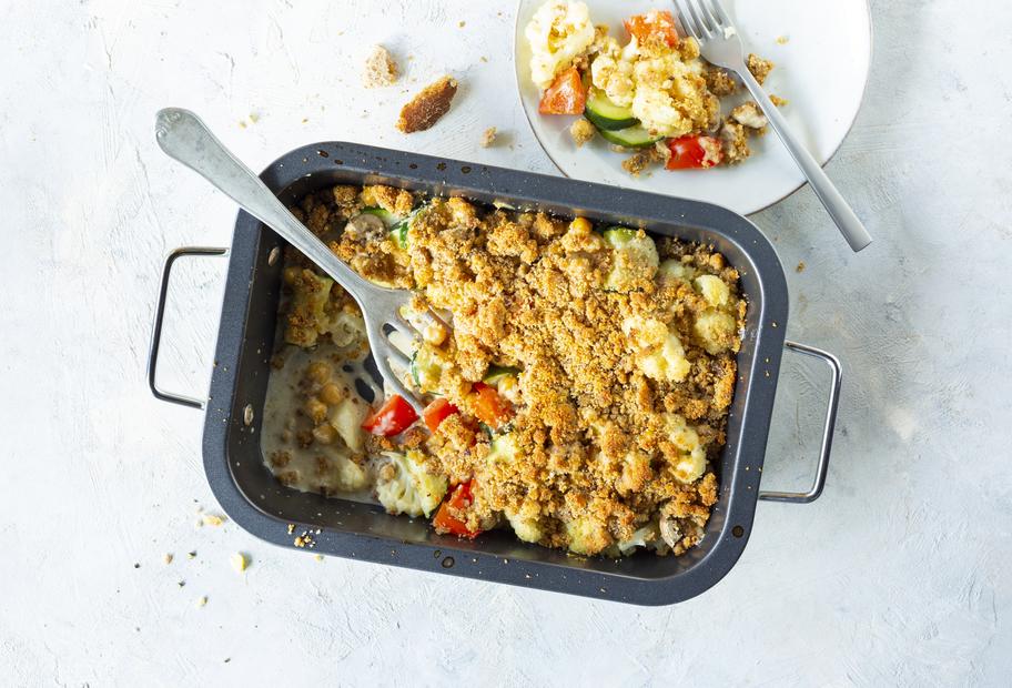 Gemüseauflauf mit Käse-Brot-Crumble