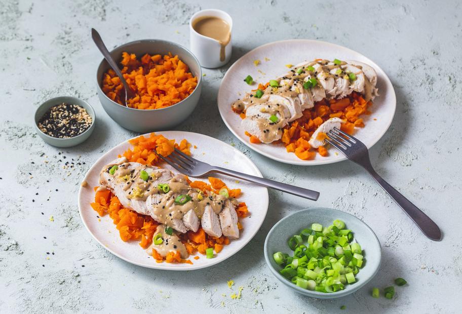 Hähnchen mit Karotten und Tahinsoße