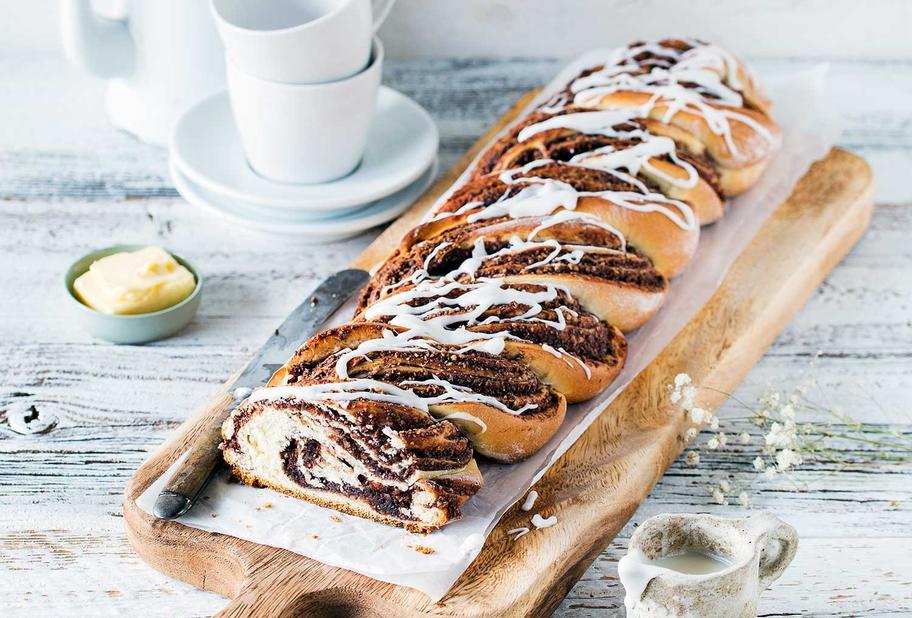 Hefezopf mit Nussfüllung