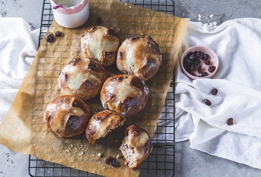 Hot Cross Buns – Karfreitagsbrötchen aus Hefeteig