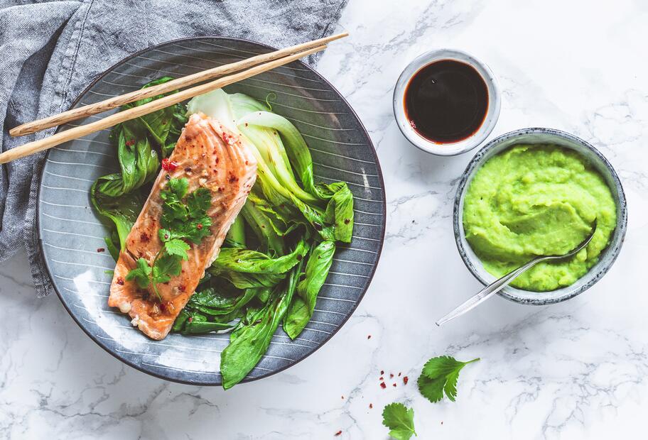 Lachs mit Pak Choi und Wasabistampf