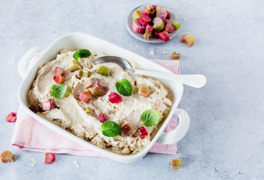Cremiges Rhabarbereis mit Joghurt