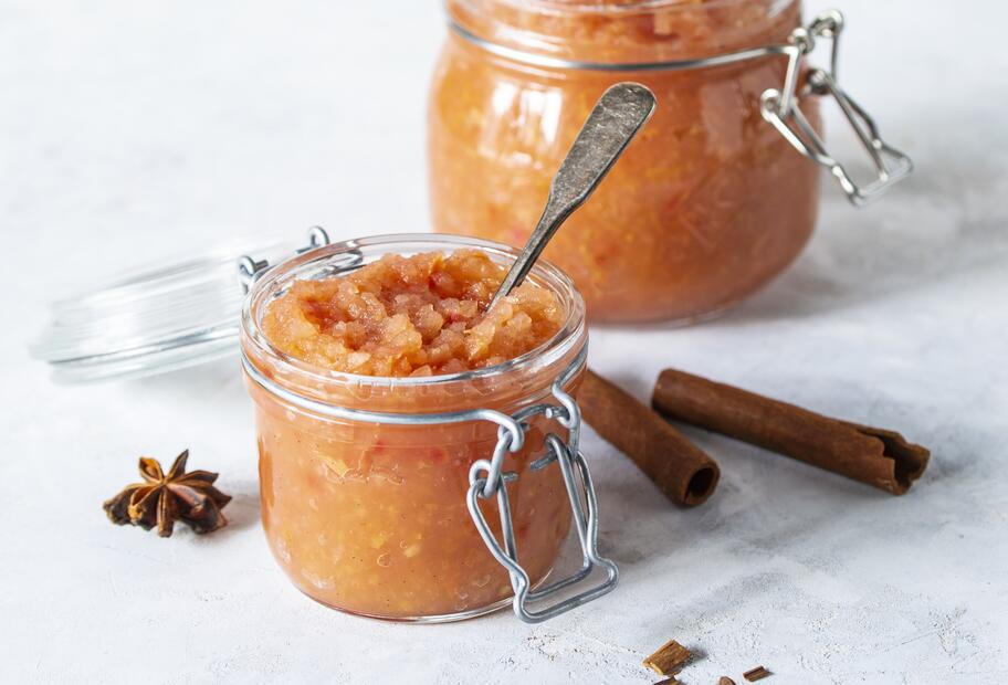 Rotes Apfelmus ohne Schälen