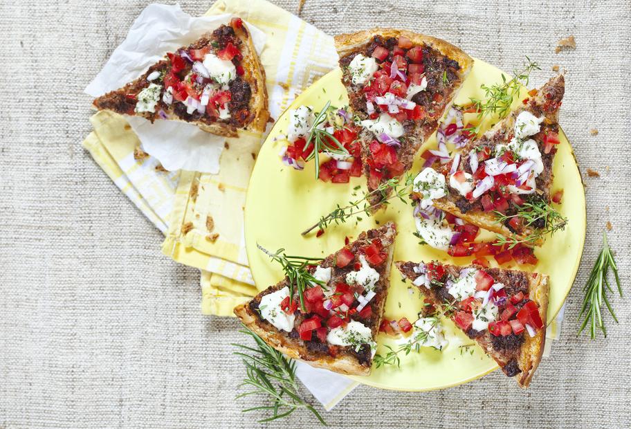 Schnelle Fladenbrotpizza mit Mozzarella