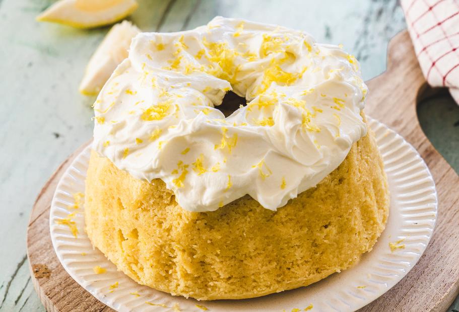 Saftiger Zitronengugelhupf mit Mascarpone-Topping