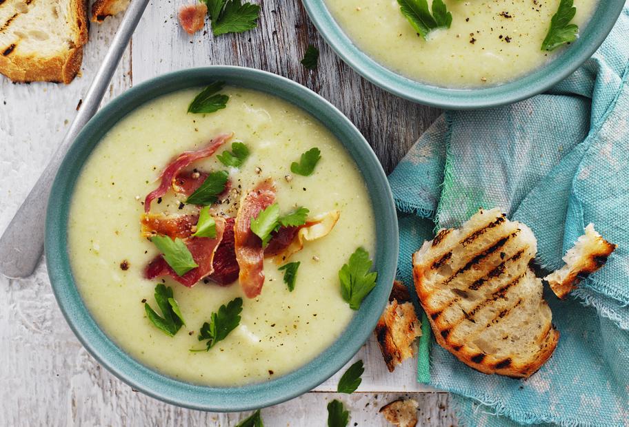 Blumenkohl-Zucchini-Suppe mit Schinken