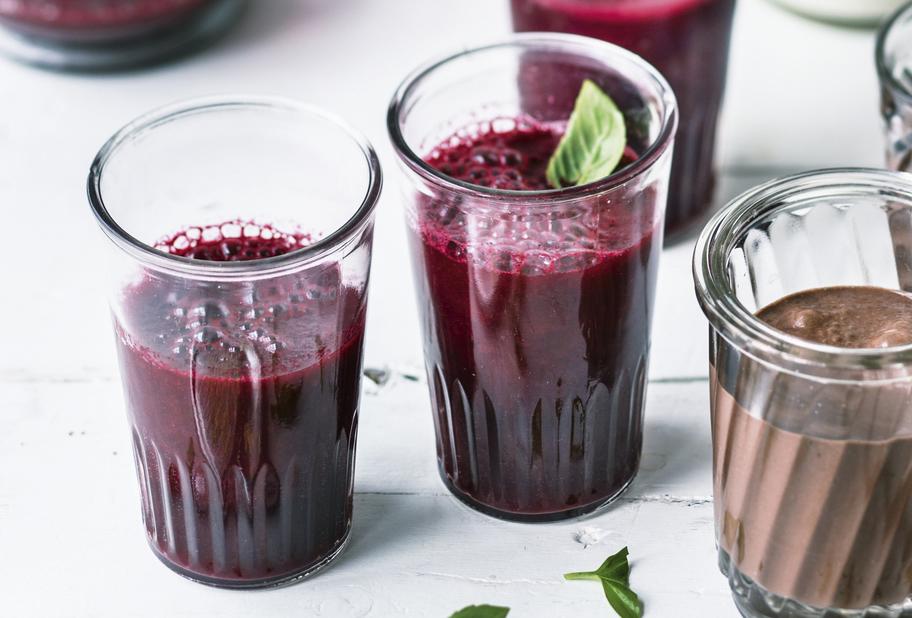 Frühstücksdrink mit bunten Beeren