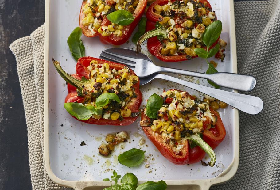 Gefüllte Paprika mit Mais und Schafskäse