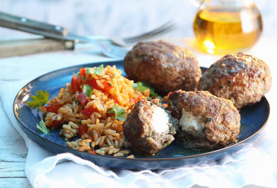 Griechische Bifteki mit rotem Reis