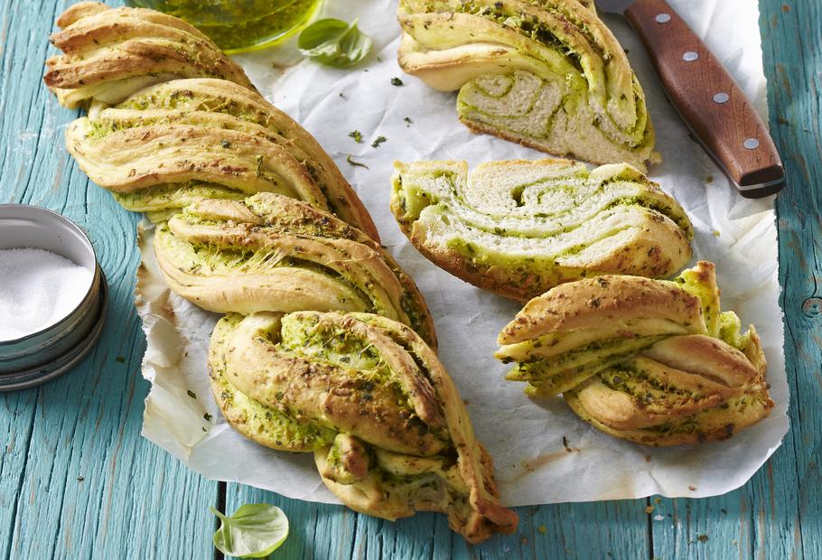 Frisch gebackene Kräuterzöpfe