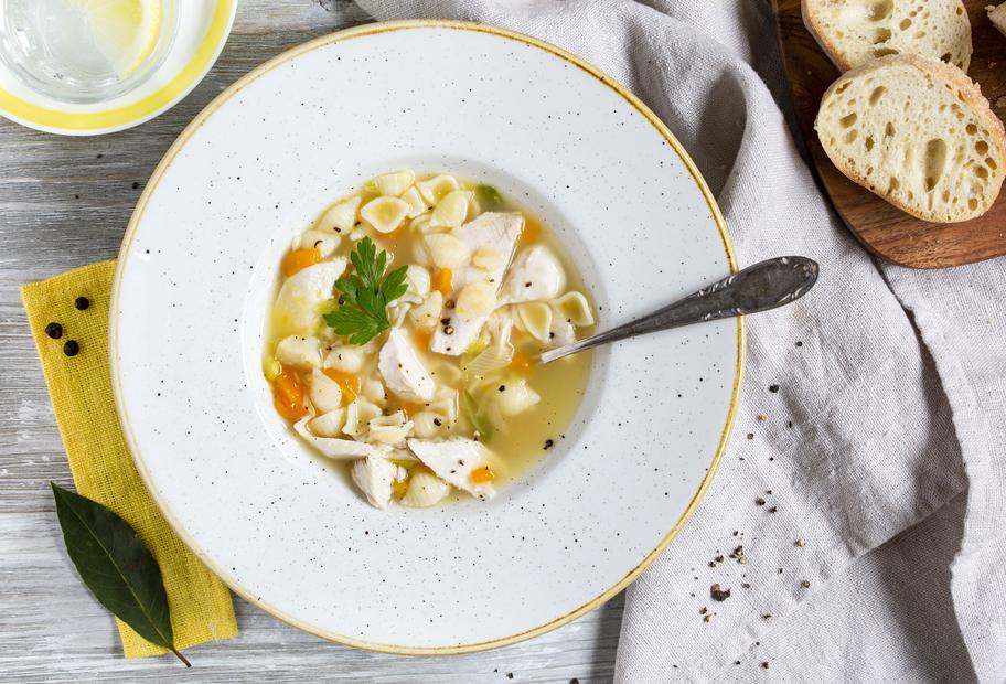 Klassische Nudelsuppe mit Hühnchen