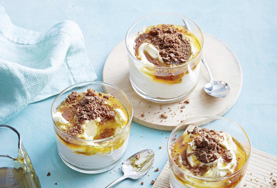 Cheesecakes mit Karamellsirup im Glas