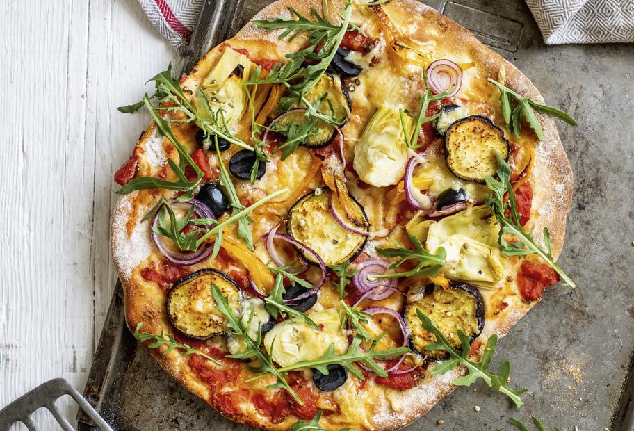 Vollkornpizza mit Gemüse und Mozzarella