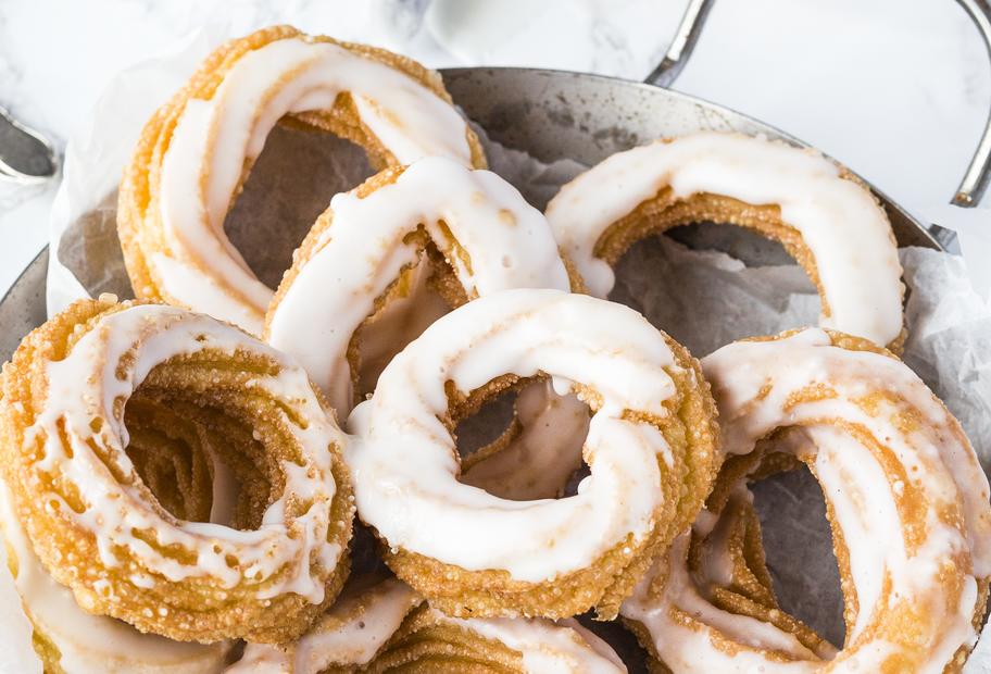 Feine Spritzkuchen mit Zuckerguss