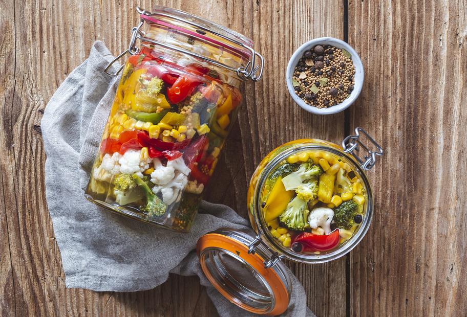Buntes Gemüse im Glas