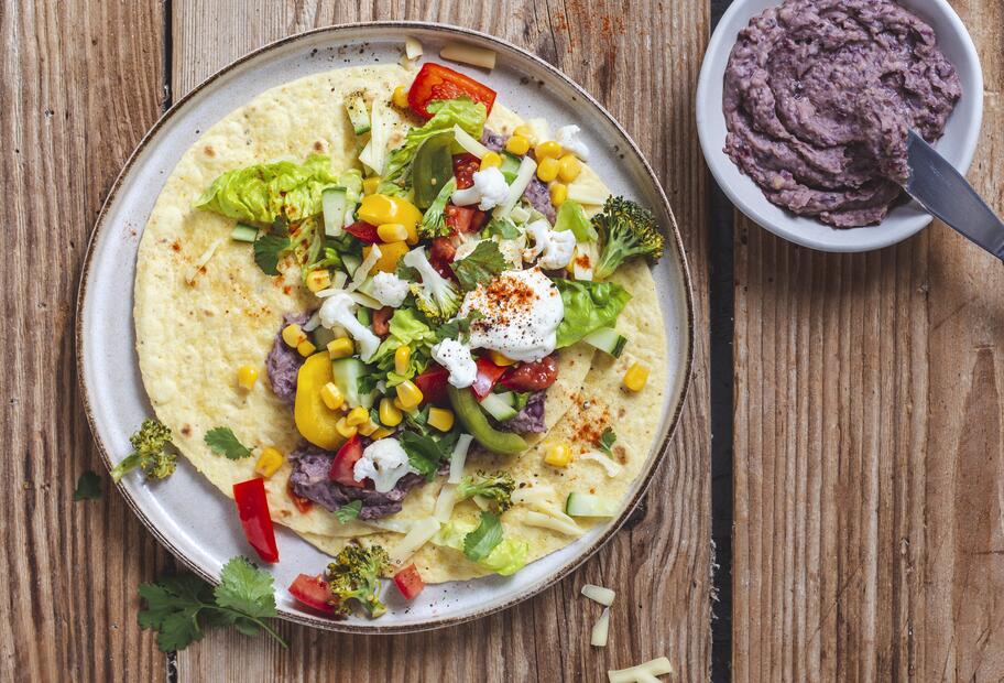 Tortilla mit Bohnencreme und Gemüse aus dem Glas