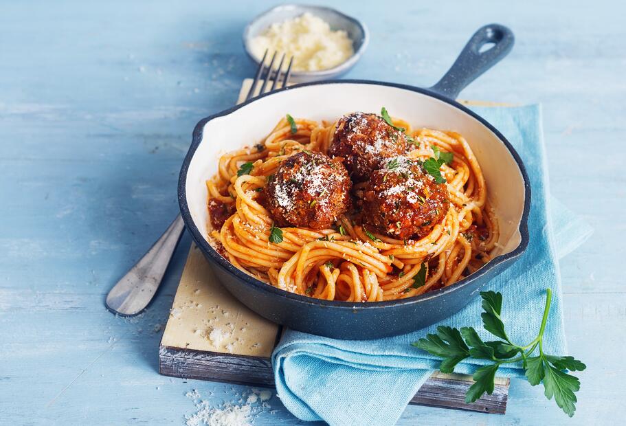 Pasta mit Bolognese-Bällchen