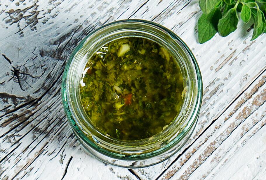 Einfache Chimichurri zu gegrilltem Fleisch