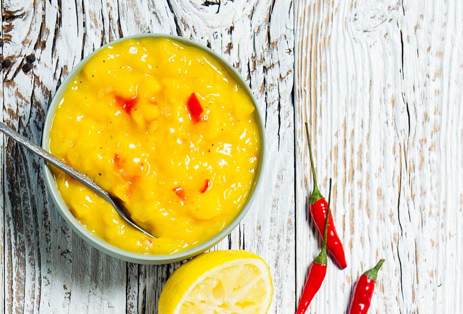 Fruchtig-scharfe Mango-Salsa mit gelber Paprika