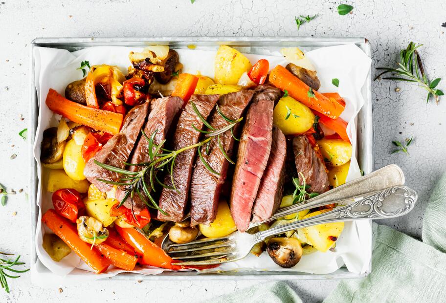 Sous-Vide-Rinderhüftsteak mit buntem Ofengemüse