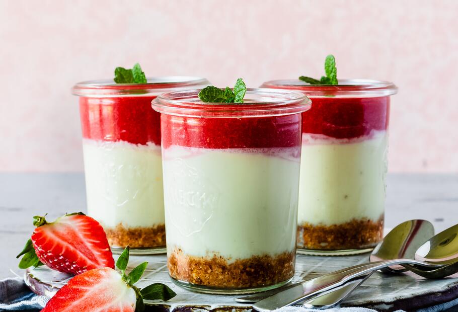 Cheesecake im Glas mit Erdbeersoße