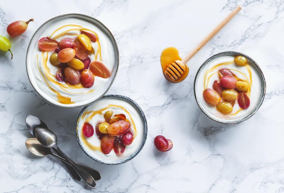 Sahniger Joghurt mit gedämpften Trauben 