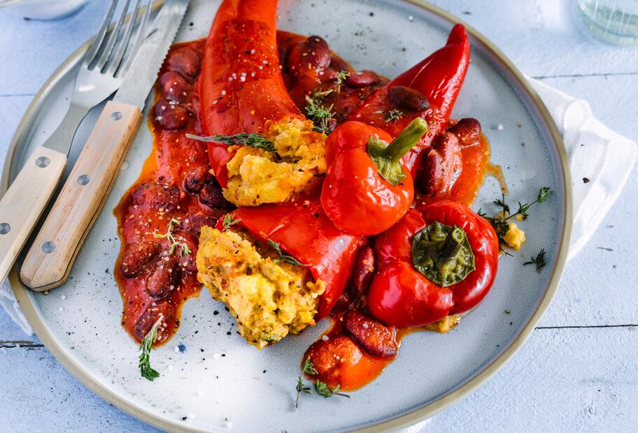 Gefüllte Paprika mit Polenta und Tomatensoße