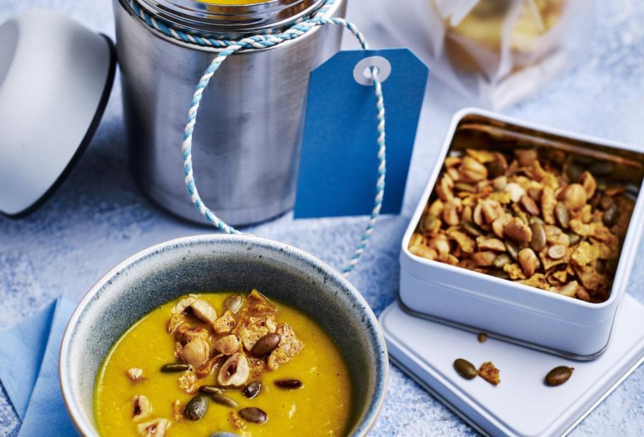 Karottensuppe mit Knuspertopping