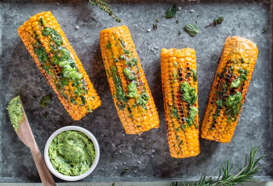 Maiskolben mit Kräuter-Knoblauch-Butter