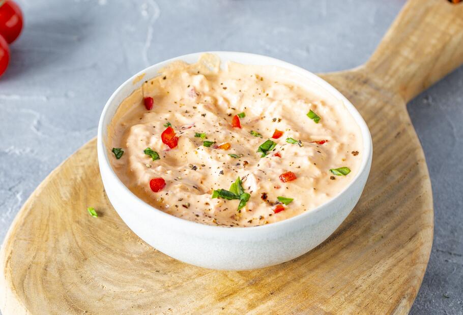 Mediterraner Dip mit gegrillter Paprika