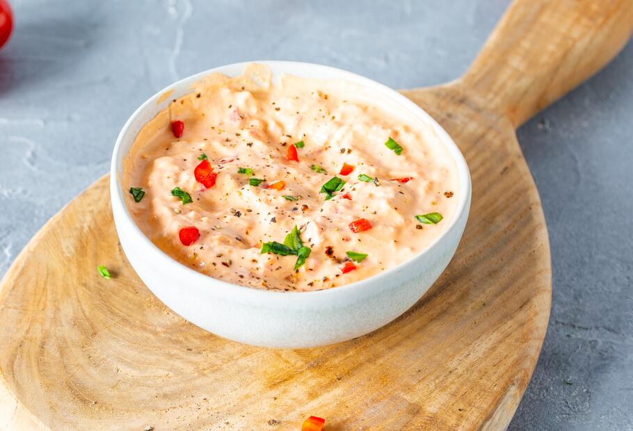 Mediterraner Dip mit gegrillter Paprika