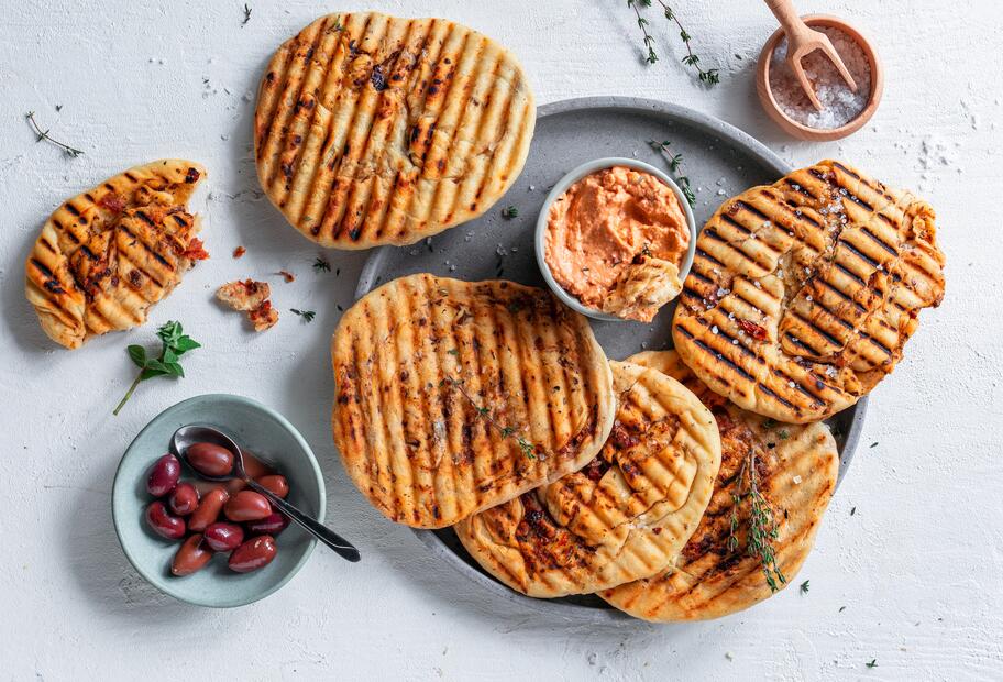 Mediterranes Grillbrot mit Oliven und getrockneten Tomaten für den ...