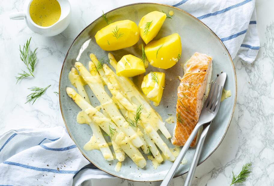 Spargel mit Kartoffeln, Lachs und Kräuter-Hollandaise