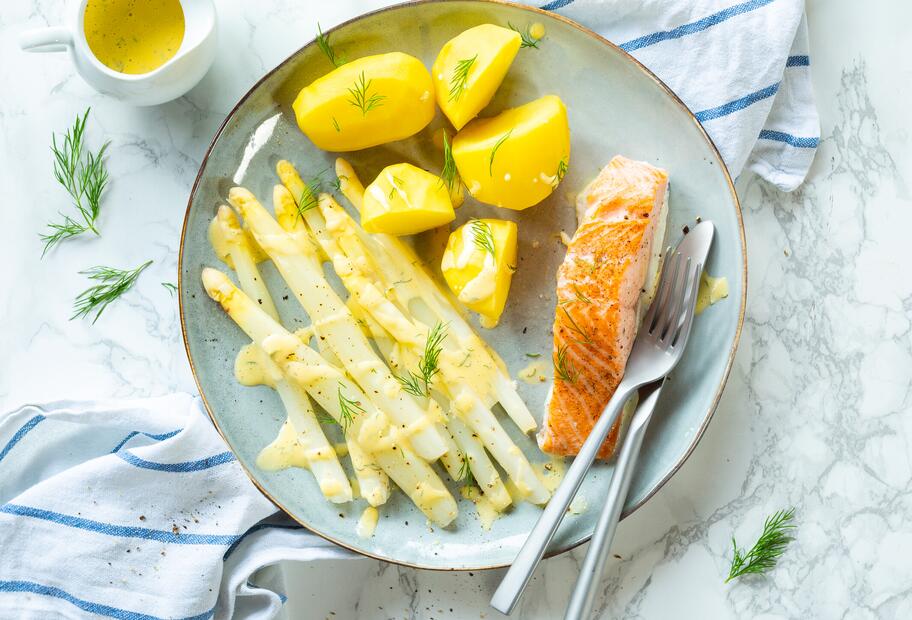 Spargel mit Kartoffeln, Lachs und Kräuter-Hollandaise