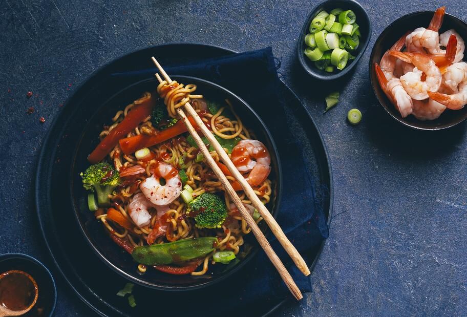 Stir Fry Ramen mit Brokkoli, Paprika, Zuckerschoten und Shrimps