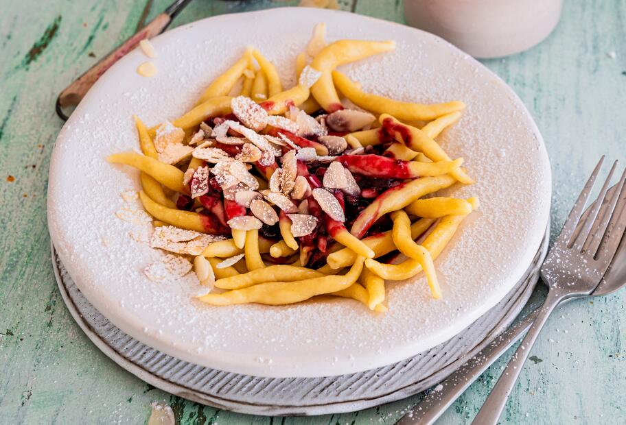 Süße Schupfnudeln mit Fruchtsoße