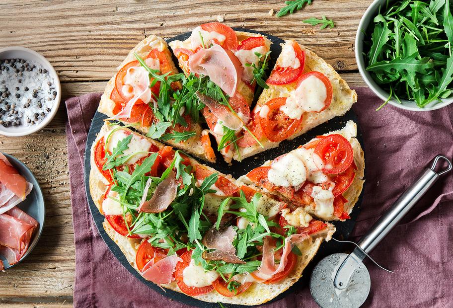 Fladenbrotpizza mit Rucola und Schinken