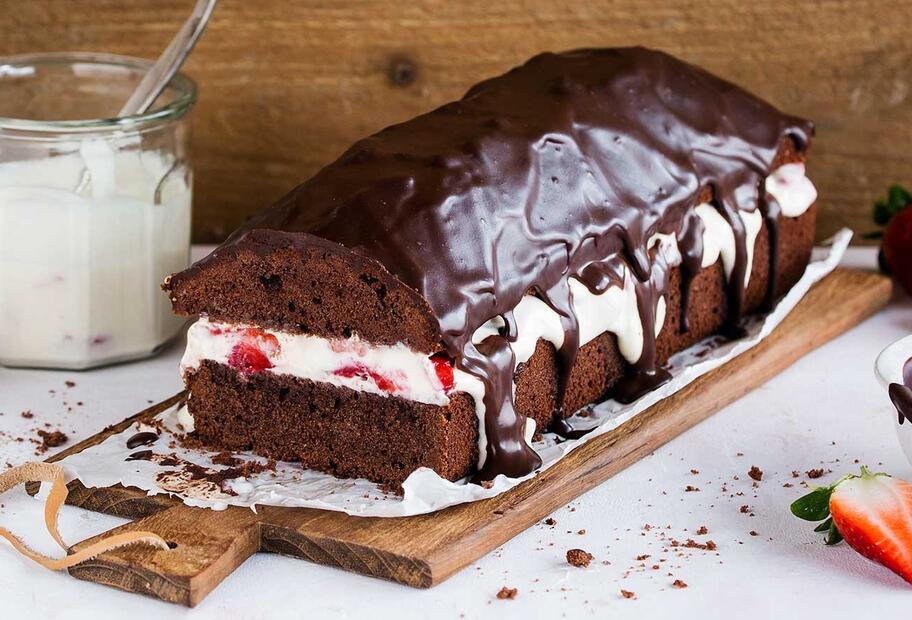 Gefüllter Schoko-Erdbeerkuchen