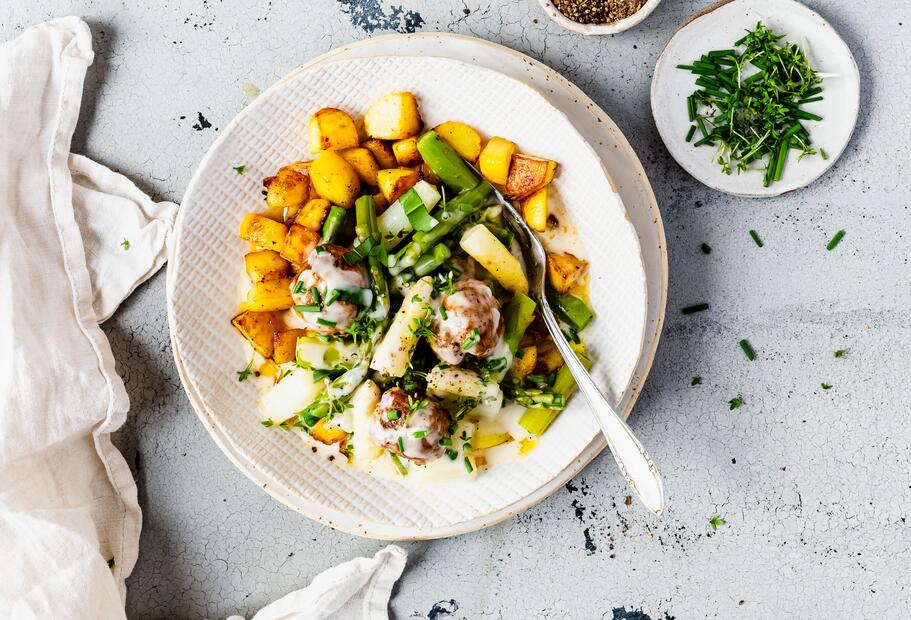 Spargelragout mit Hackbällchen und Kartoffelwürfeln