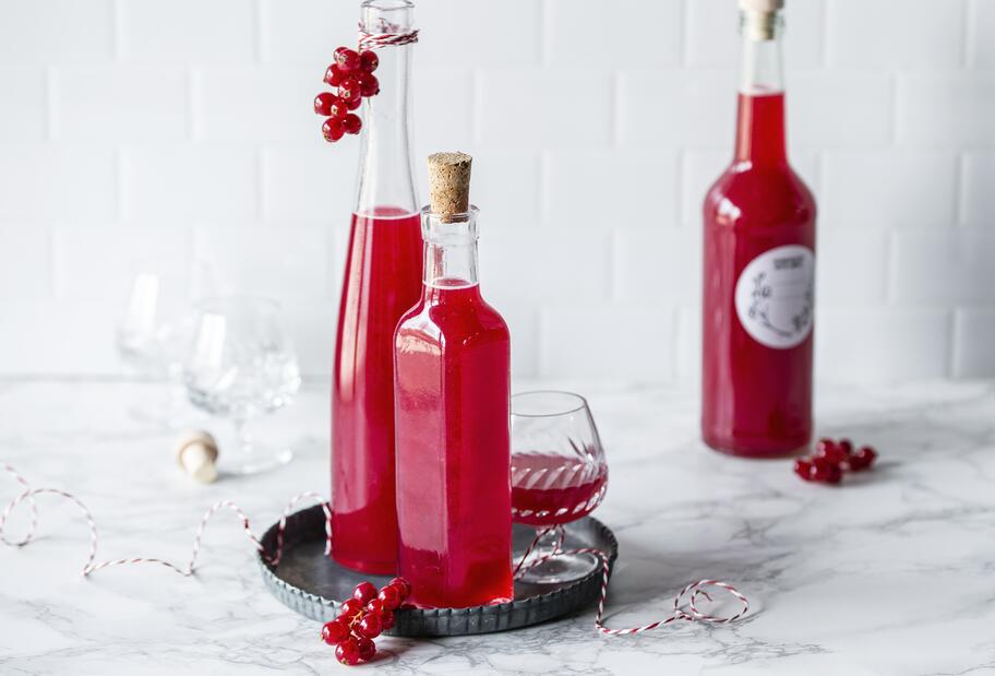 Johannisbeerlikör aus 5 Zutaten mit dem Thermomix® Johannisbeerlikör aus 5 Zutaten mit dem Thermomix®