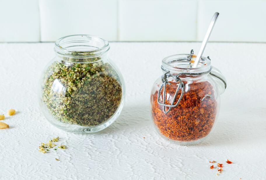 Zweierlei Kräutermischung für Pesto zum Anrühren