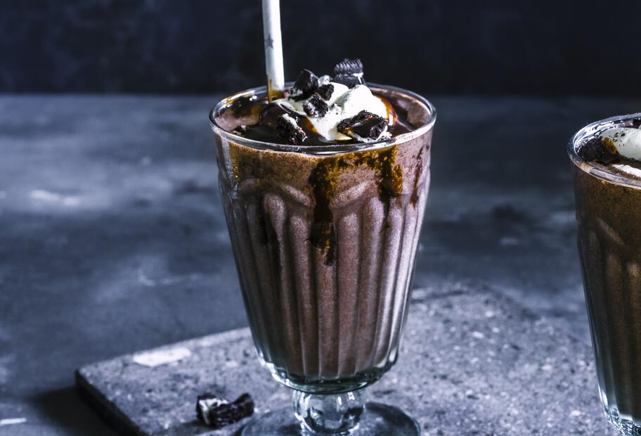 Sahniger Oreo-Shake mit Vanilleeis