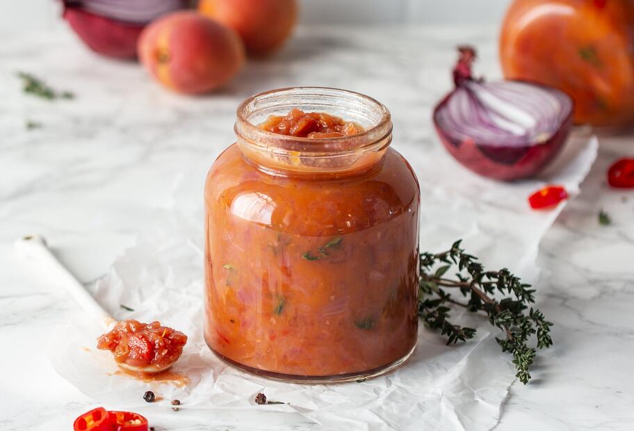 Rotes Zwiebel-Chutney mit Aprikose