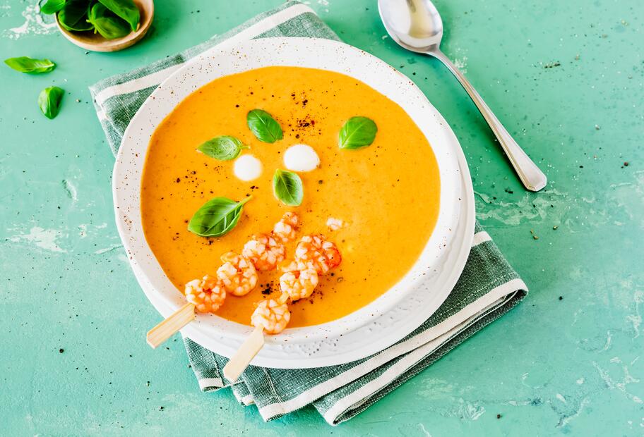 Tomate-Mozzarella-Suppe mit Garnelenspießen