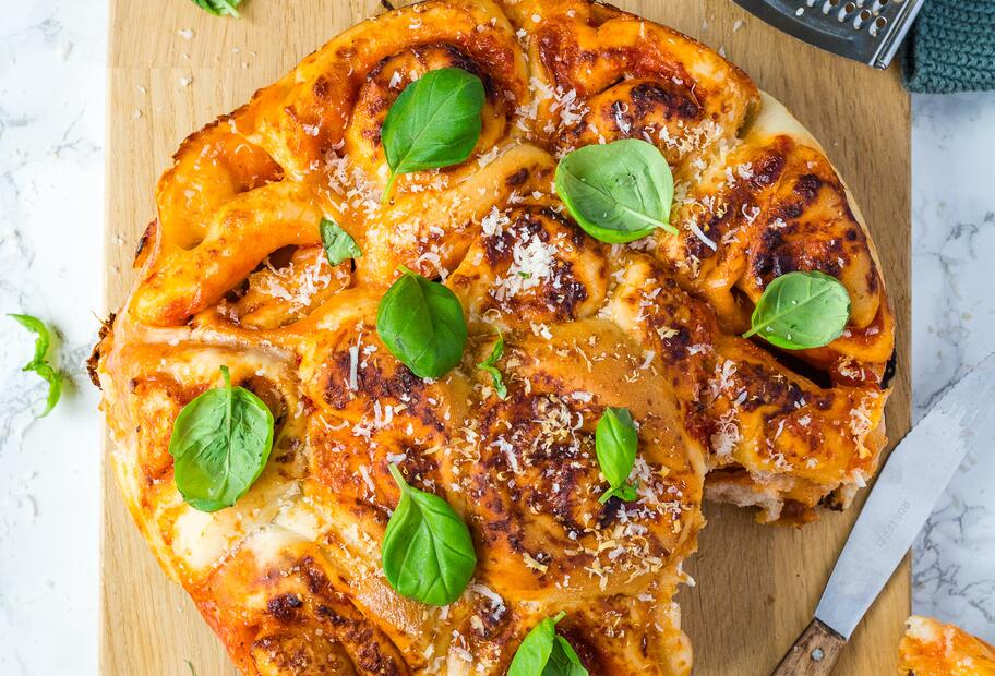 Pizzaschnecken-Kuchen mit Mozzarella