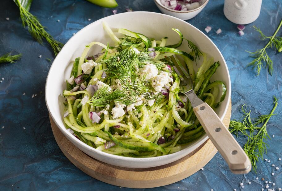 Schneller Gurkensalat mit Dill
