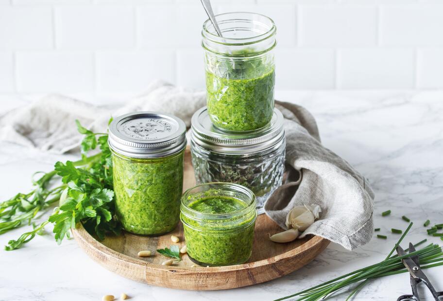 Gartenkräuter-Pesto
