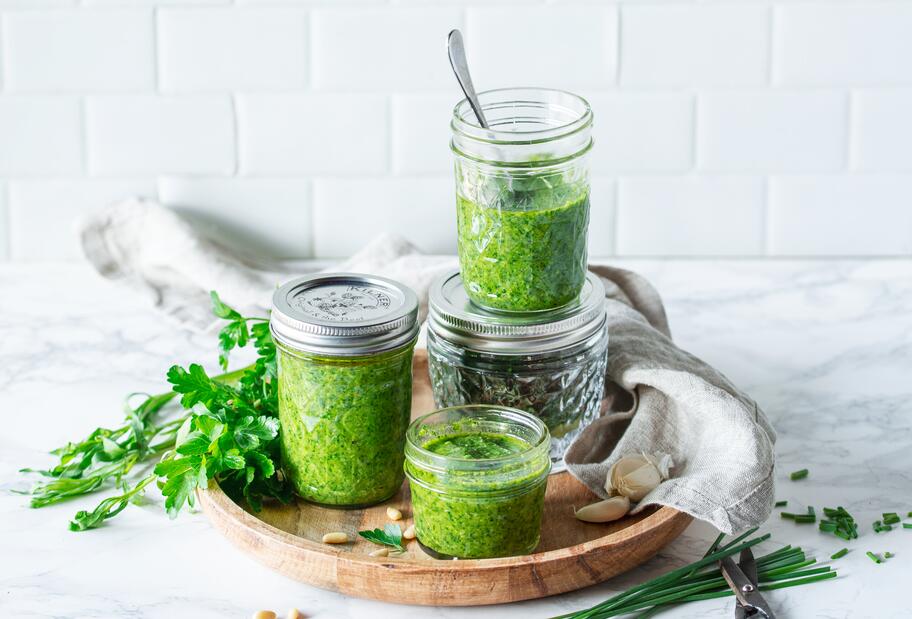 Gartenkräuter-Pesto