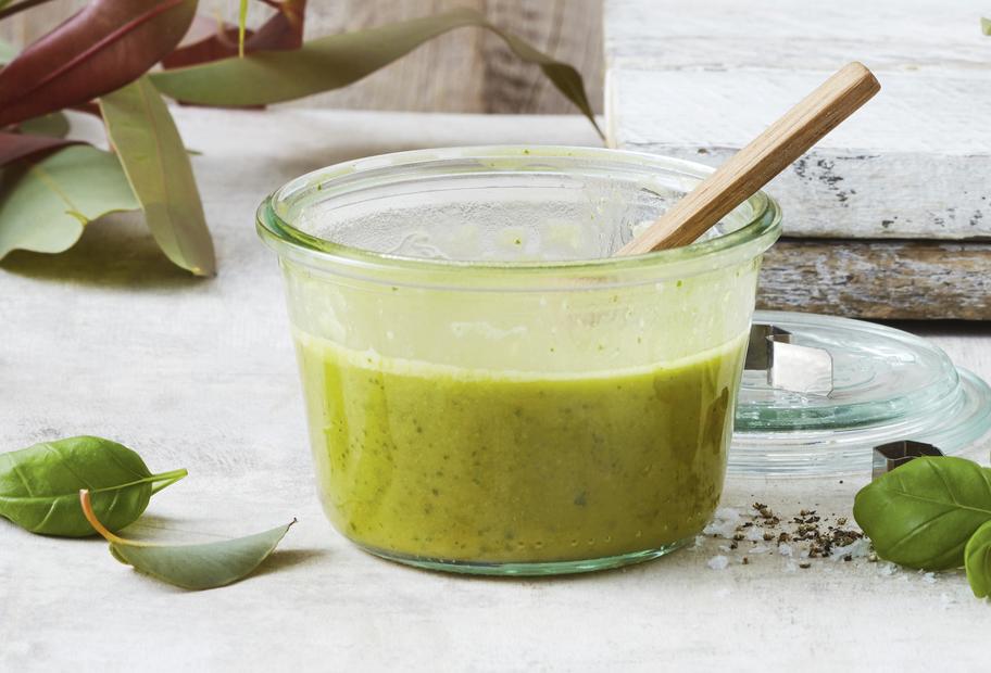 Einfache Basilikum-Vinaigrette mit Honig